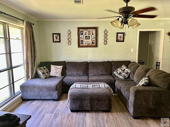 3rd image of 209 Leslie Ln
