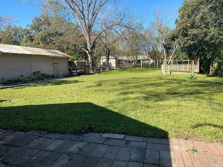 933 Beck St — Photo 22