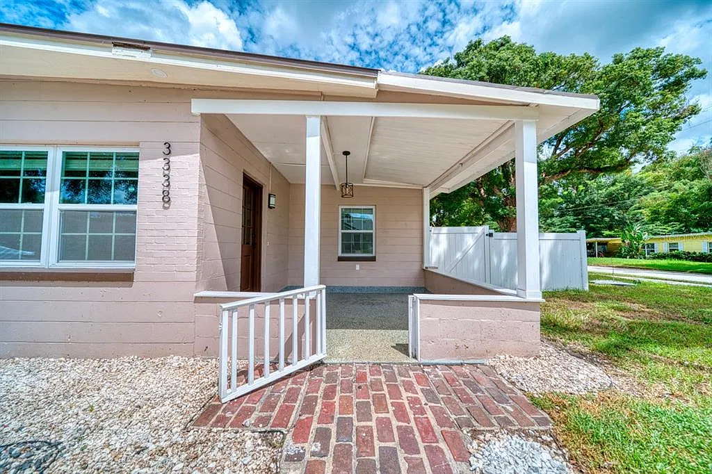 4 bed, 3.0 bath, 1683 sqft, $2,700 — Photo 2