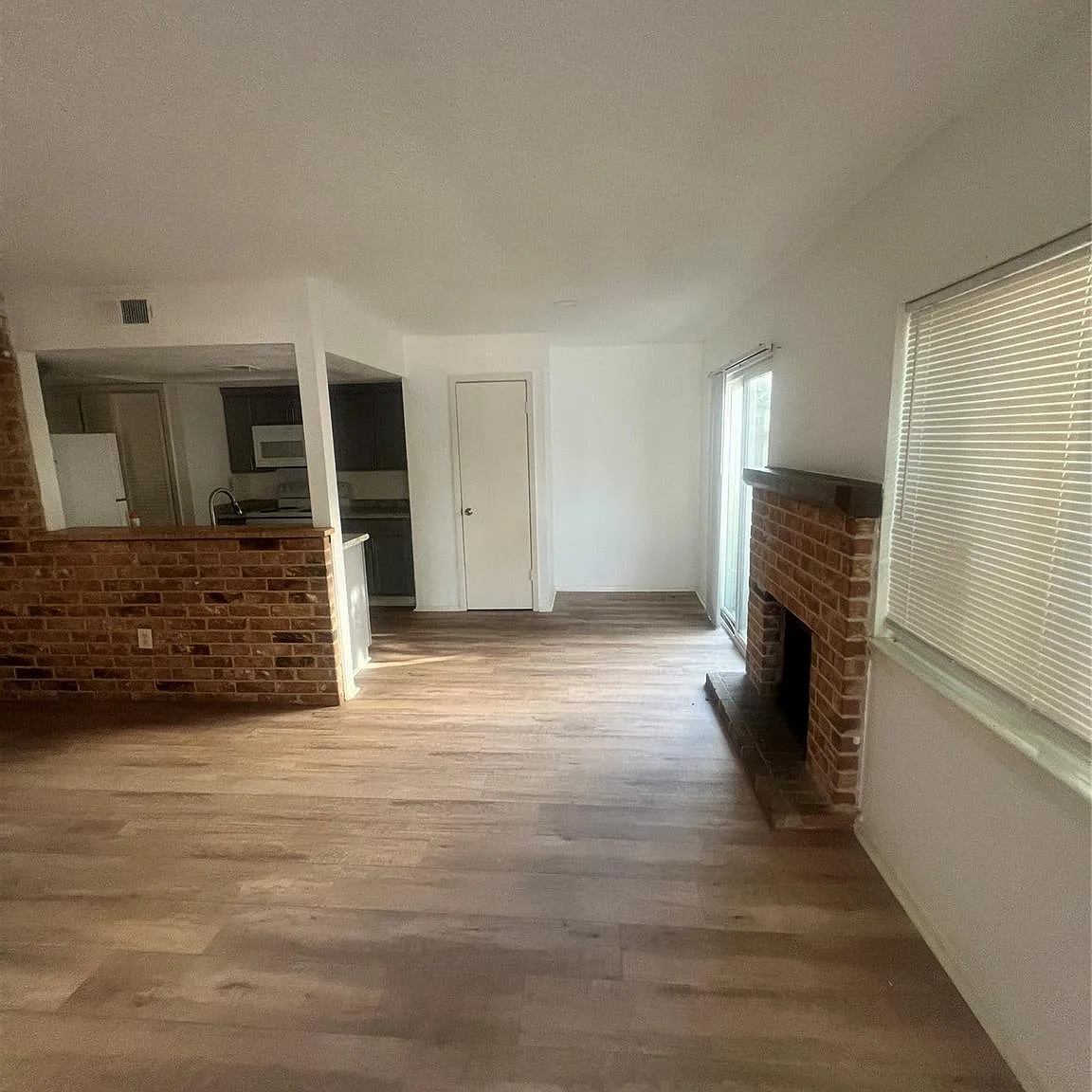 2 bed, 1.5 bath, 968 sqft, $1,250 — Photo 2
