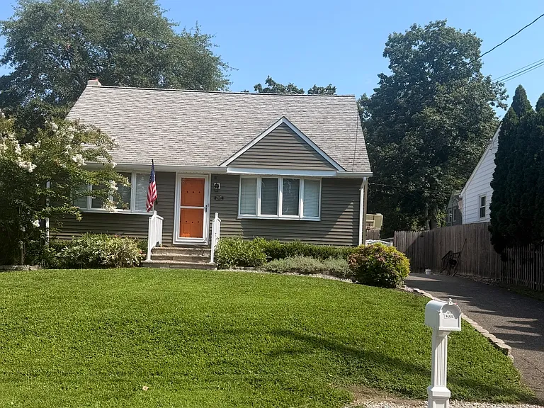 505 Moore Rd — Photo 1