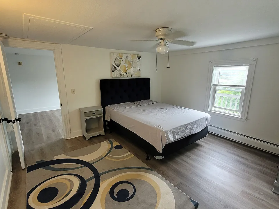 1st bedroom queen