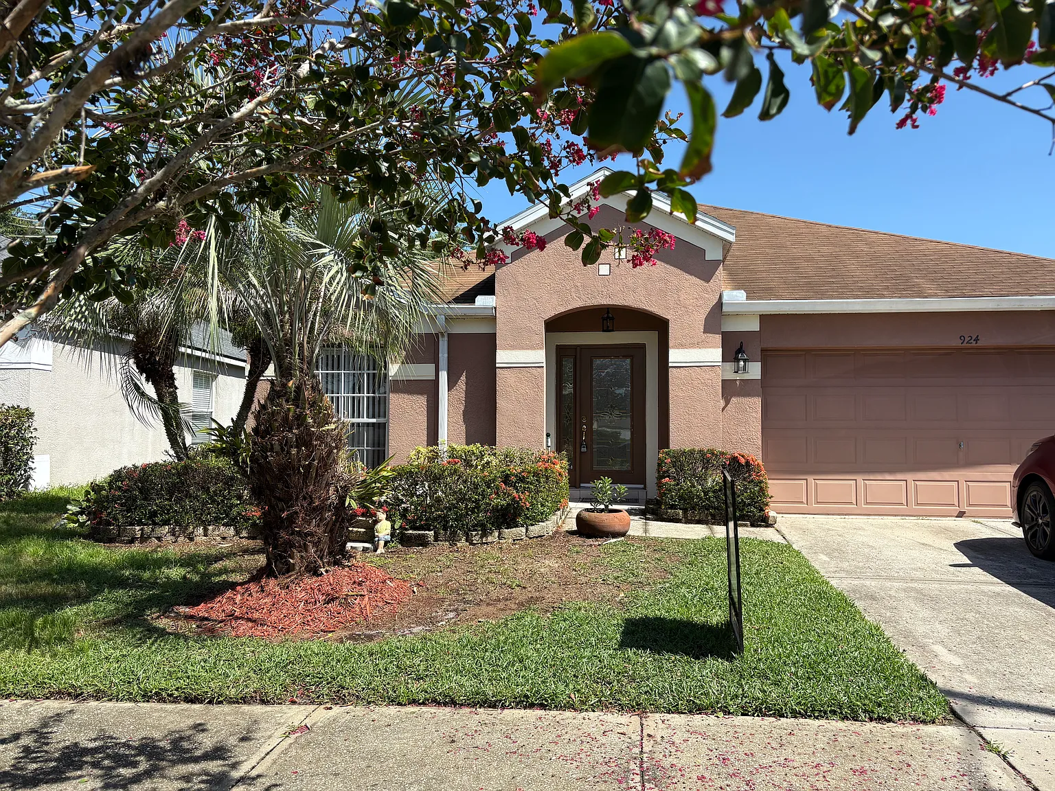 4 bed, 2.0 bath, 1956 sqft, $2,500 — Photo 1