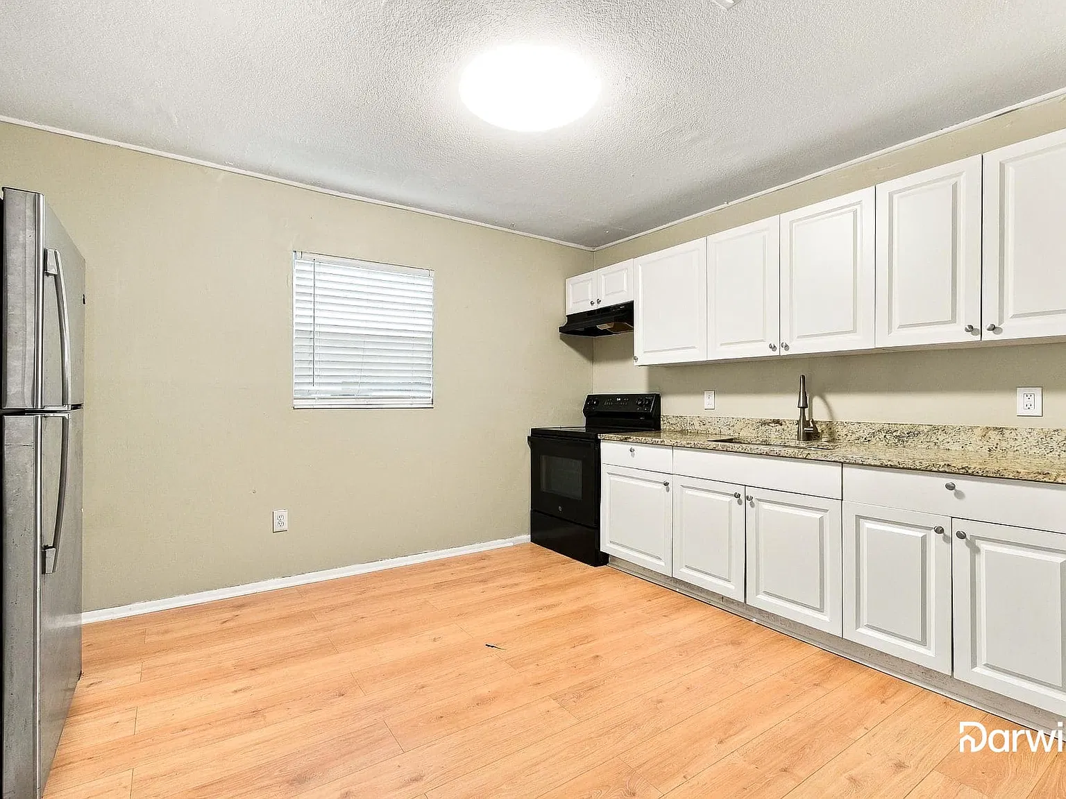 3 bed, 2.0 bath, 1044 sqft, $1,740 — Photo 3