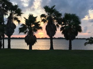 916 W Bayshore Dr, Palacios, TX 77465
