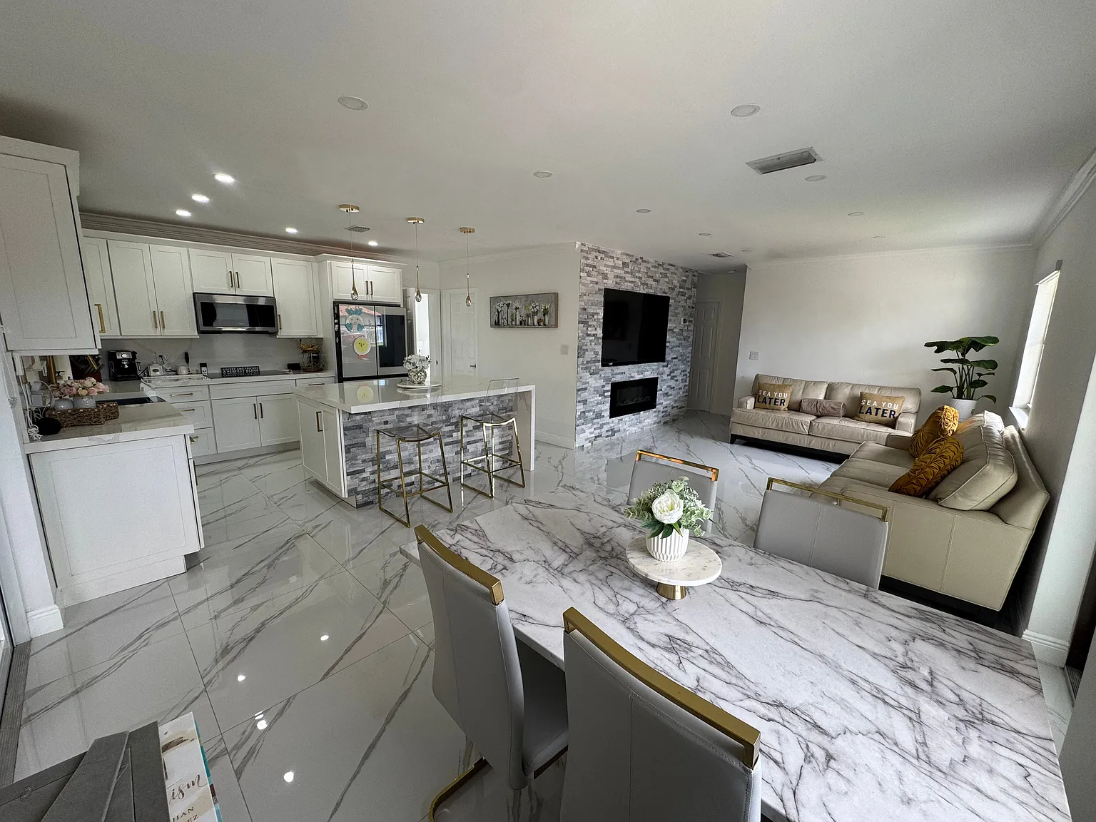 3 bed, 1296 sqft, $4,500 — Photo 2
