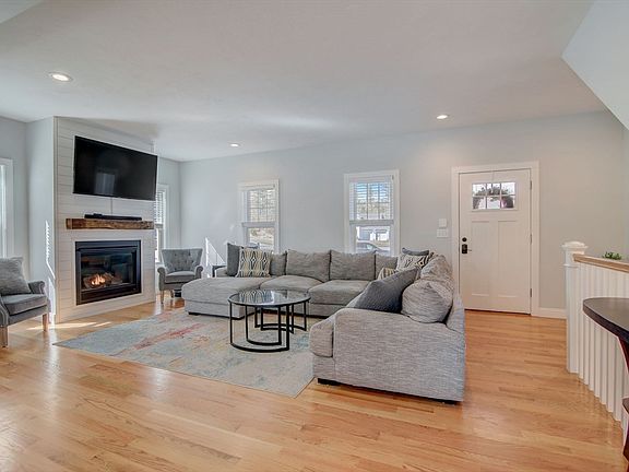 3rd image of 5 Sequoia Dr