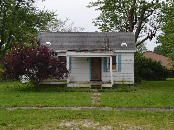 121 Pershing, Carlinville, IL 62626