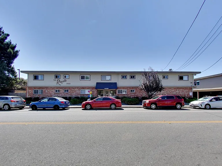ROYALE APARTMENTS — Photo 48