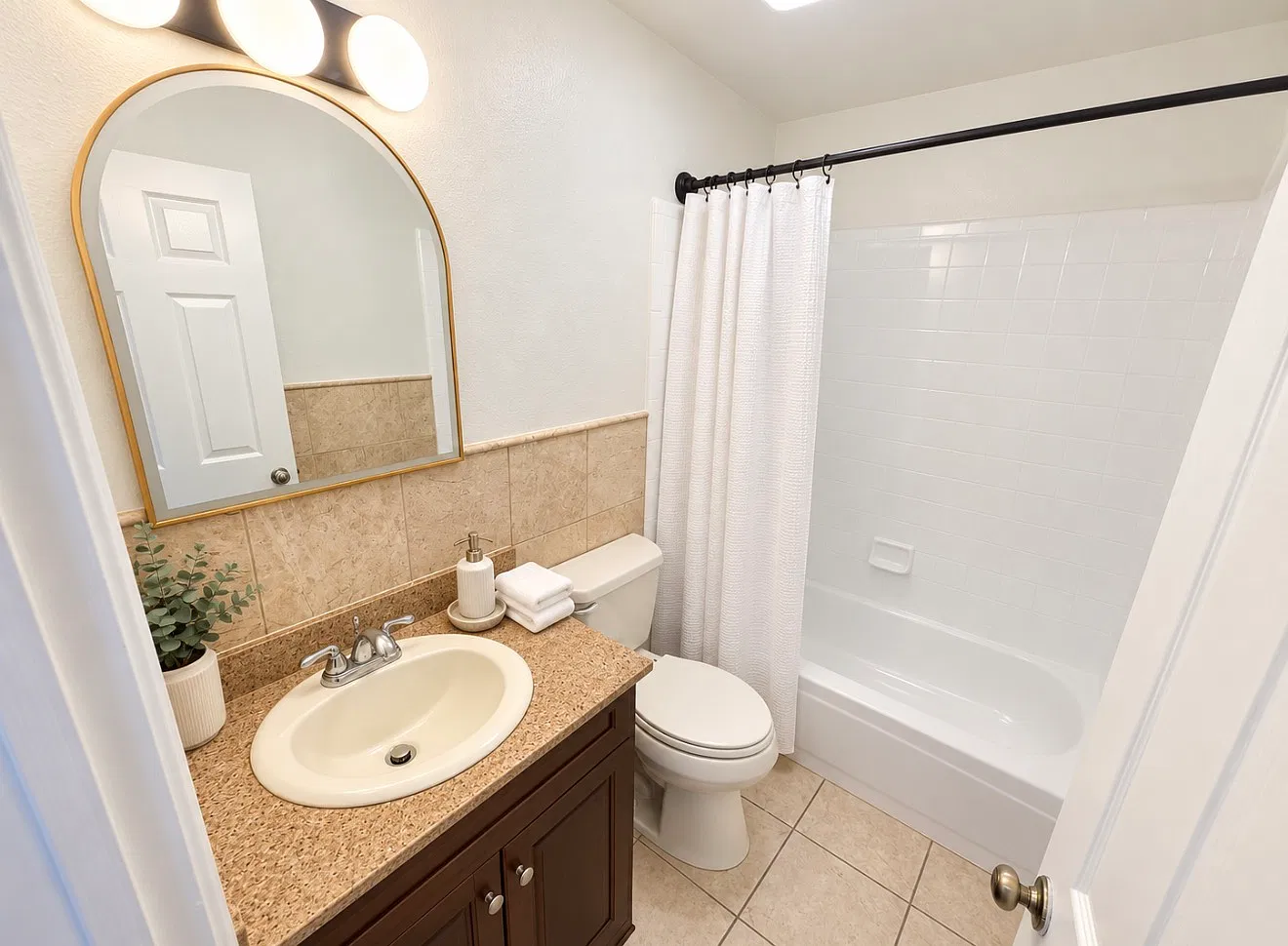 4 bed, 1300 sqft, $1,800 — Photo 2