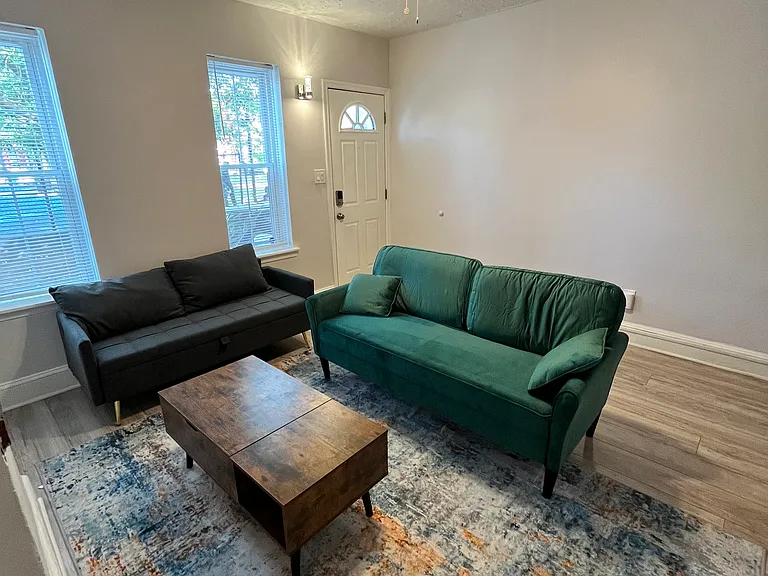 2048 N Darien St — Photo 2
