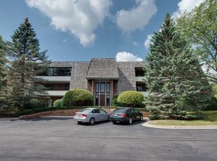 200 Red Top Dr APT 102, Libertyville, IL