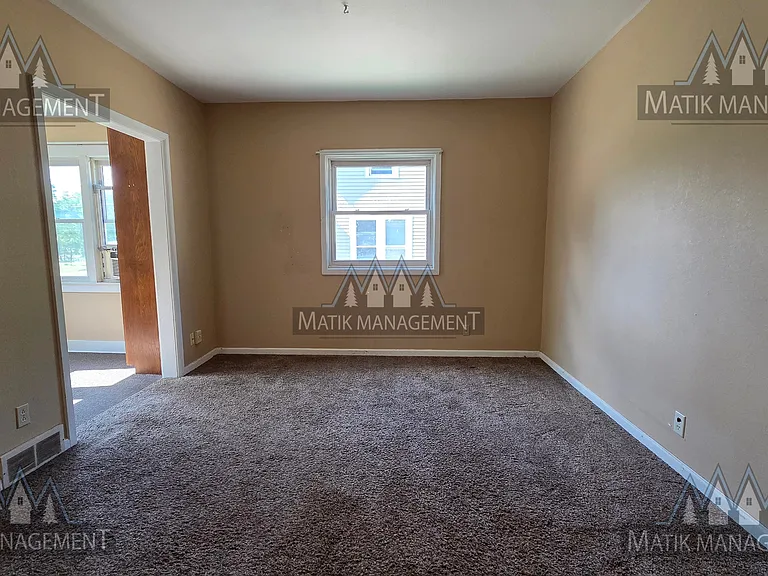 16 9th Ave NE #1 — Photo 6