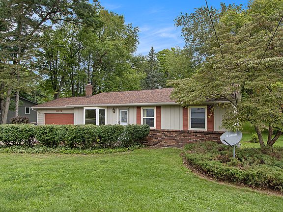 3rd image of 10112 Woodlawn Dr