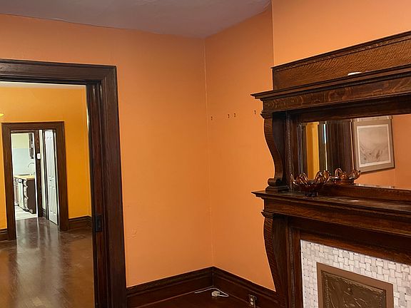 2 fireplaces downstairs (decorative)