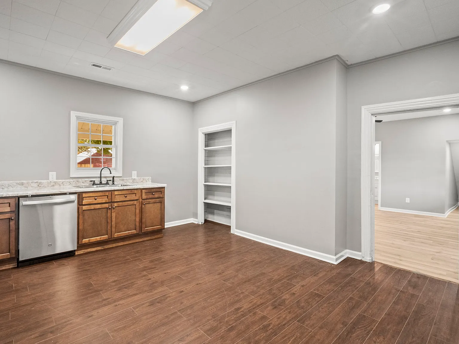 6081 Lakeview Road - 1 — Photo 3