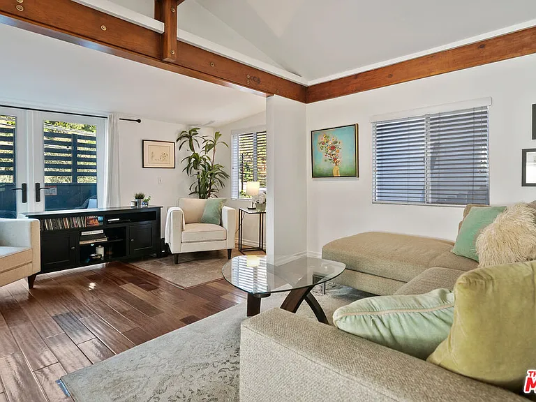 1653 N Beverly Glen Blvd — Photo 3