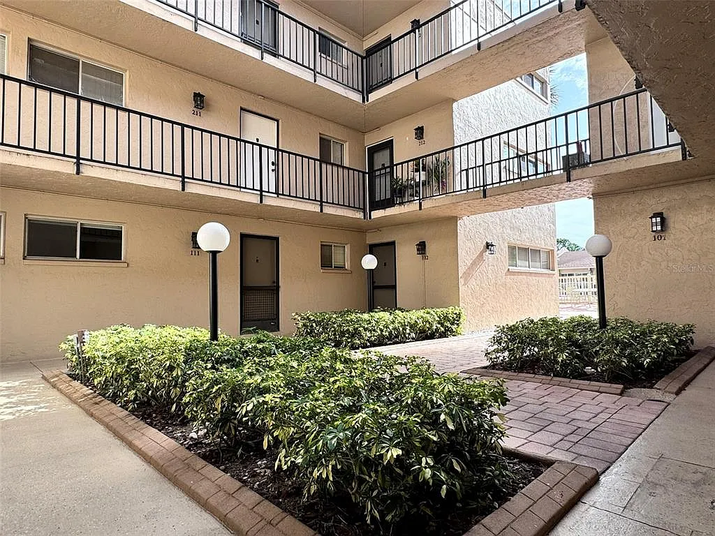 2 bed, 2.0 bath, 874 sqft, $1,850 — Photo 2