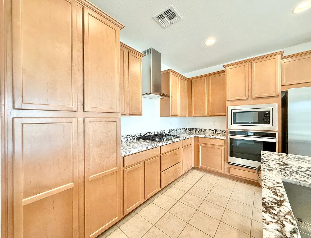 3 bed, 2.0 bath, 1902 sqft, $1,999 — Photo 4