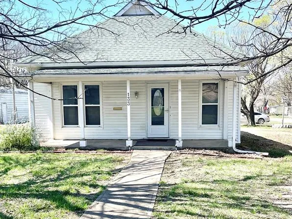 133 N 16th St, Fredonia, KS 66736