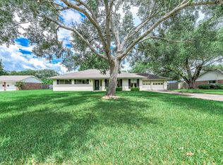 212 E Crestmont Dr, Alvin, TX 77511
