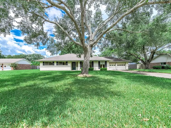 212 E Crestmont Dr, Alvin, TX 77511