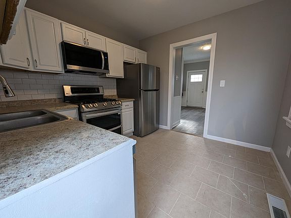 5th image of 3544 Seymour Ave