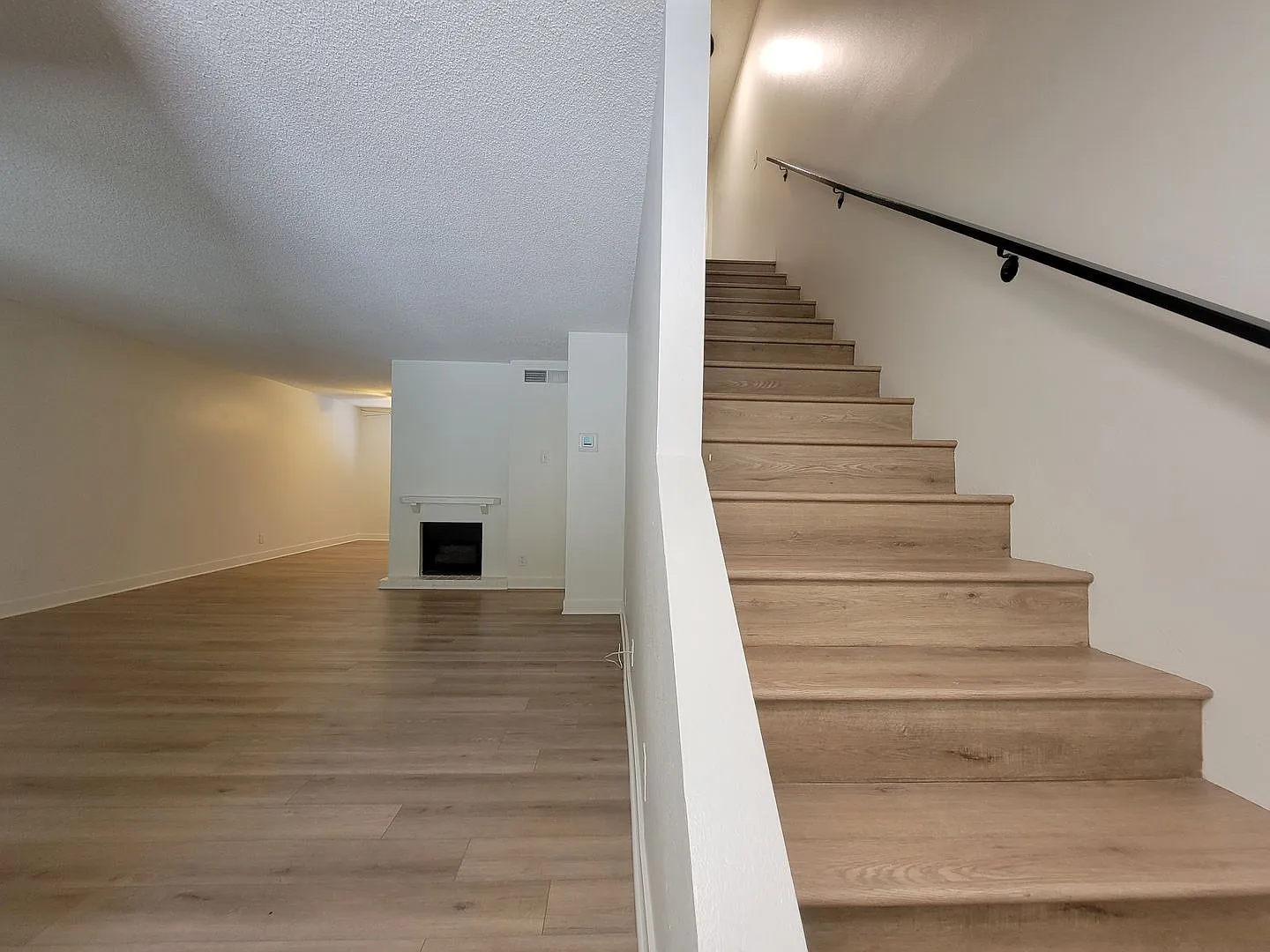 Beautiful 2 Bedroom, 2.5 Bath Home in Burbank, CA! — Photo 3
