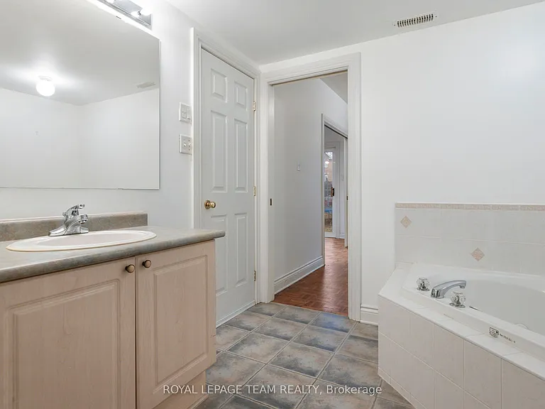 51 Castle Glen Cres — Photo 13