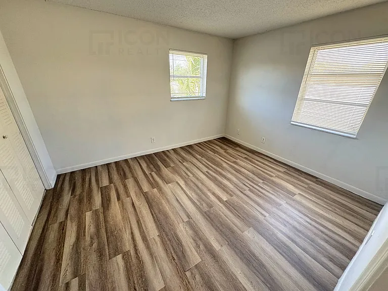 215 NW 25th St #6 — Photo 8