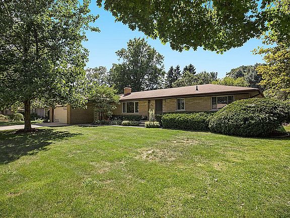 4th image of 9429 Marilyn Ave