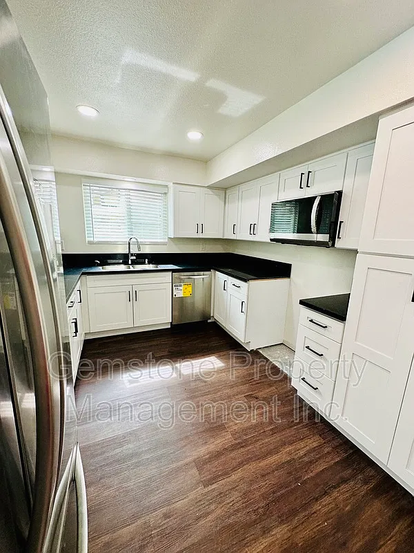 College Grove — Photo 4