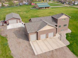 2521 74th St NW, Minot, ND 58703
