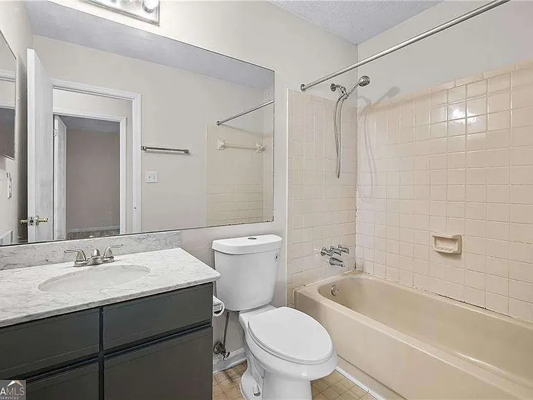 990 Chapman Ln — Photo 3