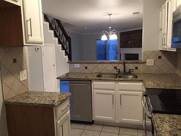 4th image of 621 Carriagehouse Ln APT 6