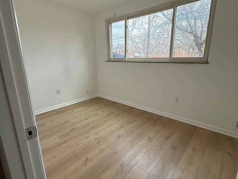 Spacious 2-Bedroom Apartment near the Lake! — Photo 2