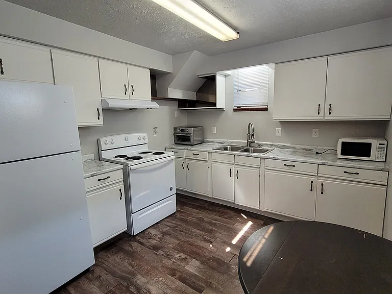 908 S 1st St #1-5 — Photo 2