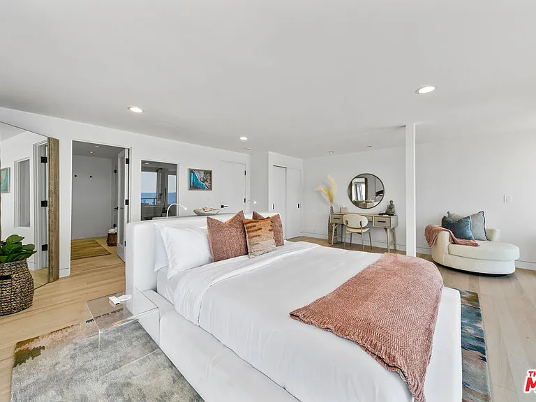 24928 Malibu Rd — Photo 17