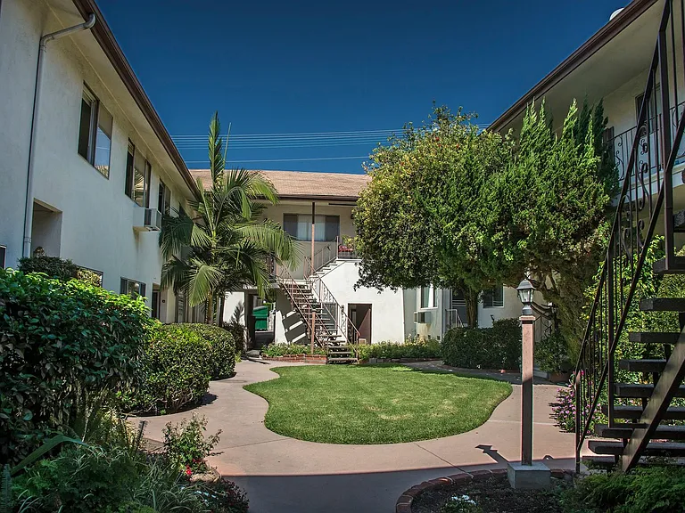 631 E Verdugo Ave — Photo 3