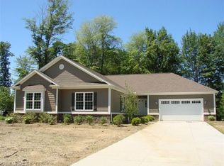 160 Huntington Woods Dr, Madison, OH 44057