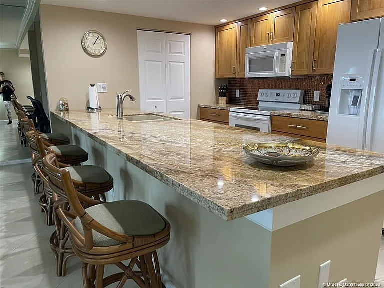264 NE Edgewater Dr #102 — Photo 6