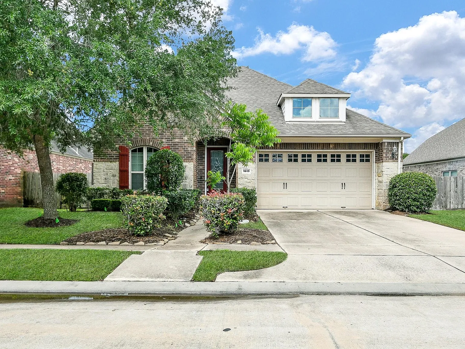 3 bed, 2.0 bath, 2098 sqft, $2,900 — Photo 1