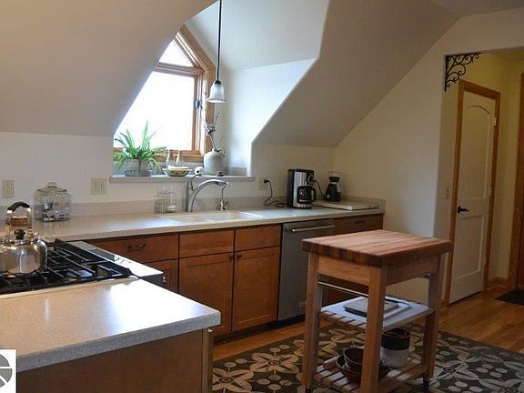 5th image of 830 Cottageview Dr #305