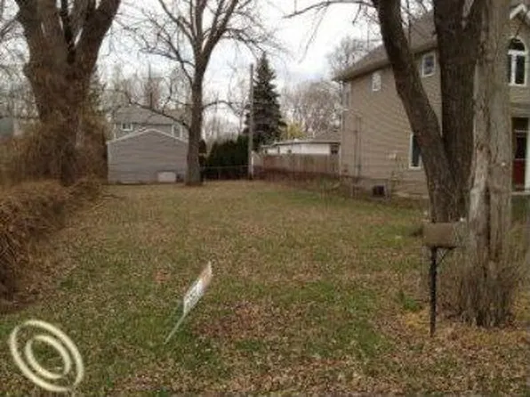 3132 Kenrick St, Keego Harbor, MI 48320