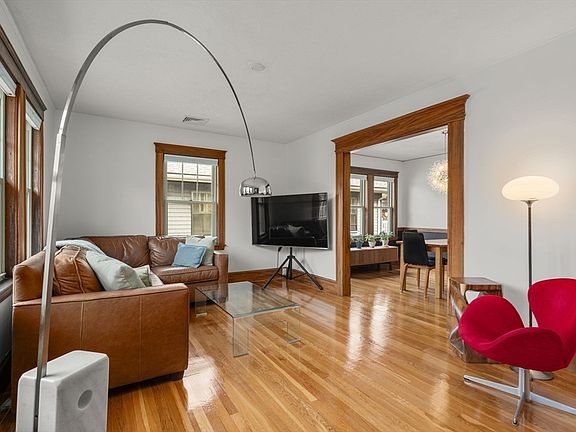 5th image of 34 Roseway St