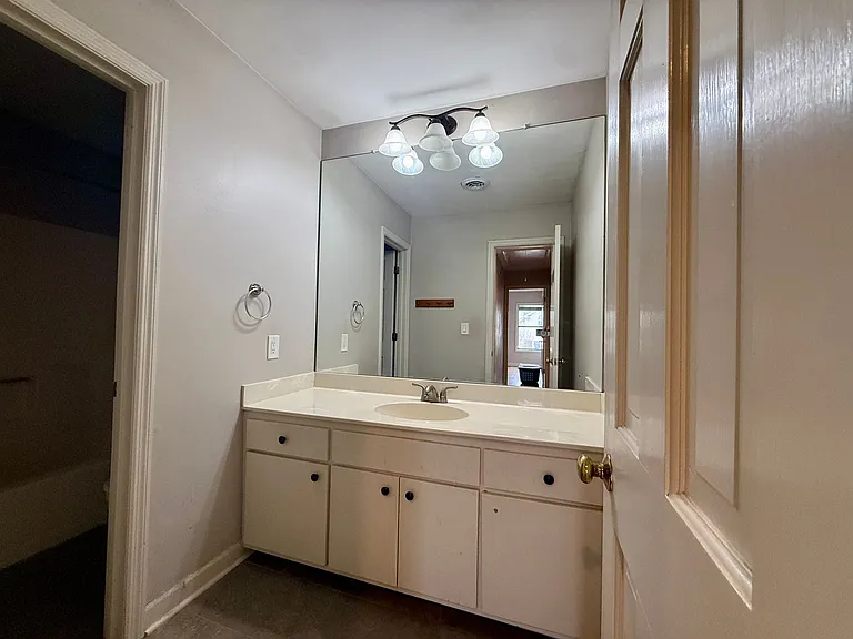 932B Russell St — Photo 4