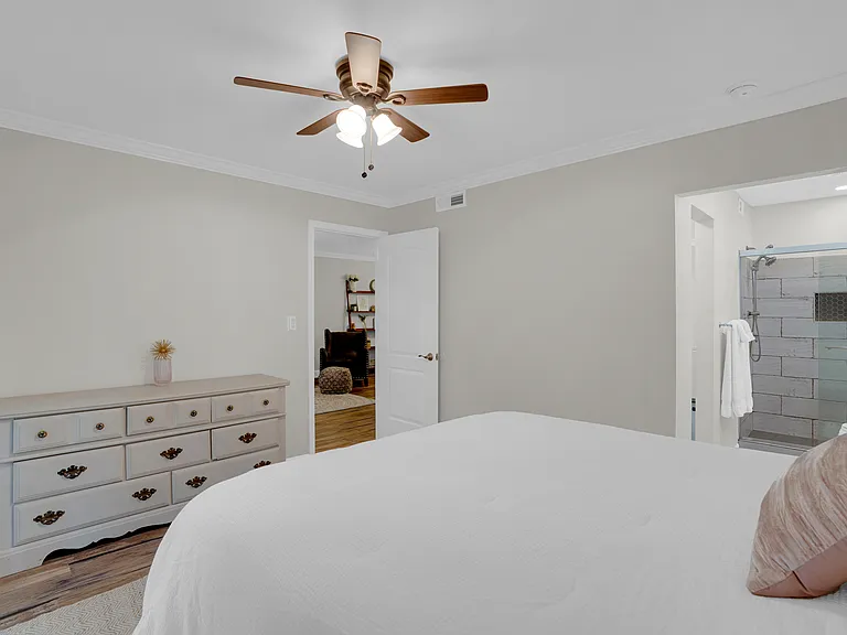 323 Edgewater Ln — Photo 16