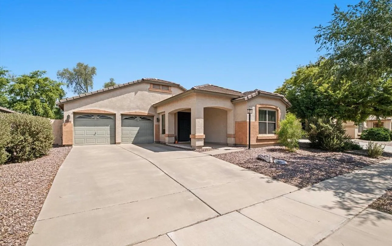 4 bed, 2.5 bath, 1760 sqft, $2,699 — Photo 2