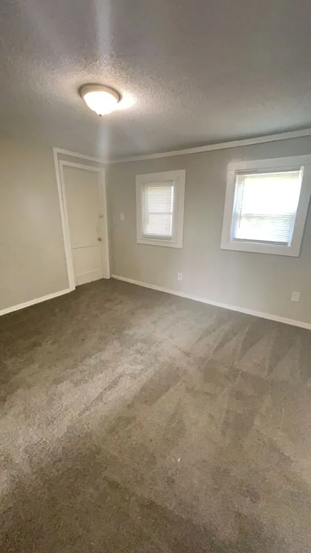 Spacious 2 Bedroom Home! Garage! Fenced in Backyard! Available Now! — Photo 4