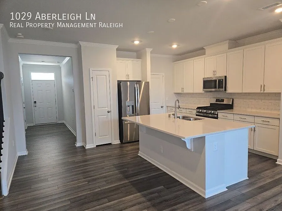 3 bed, 2.5 bath, 1877 sqft, $2,100 — Photo 2
